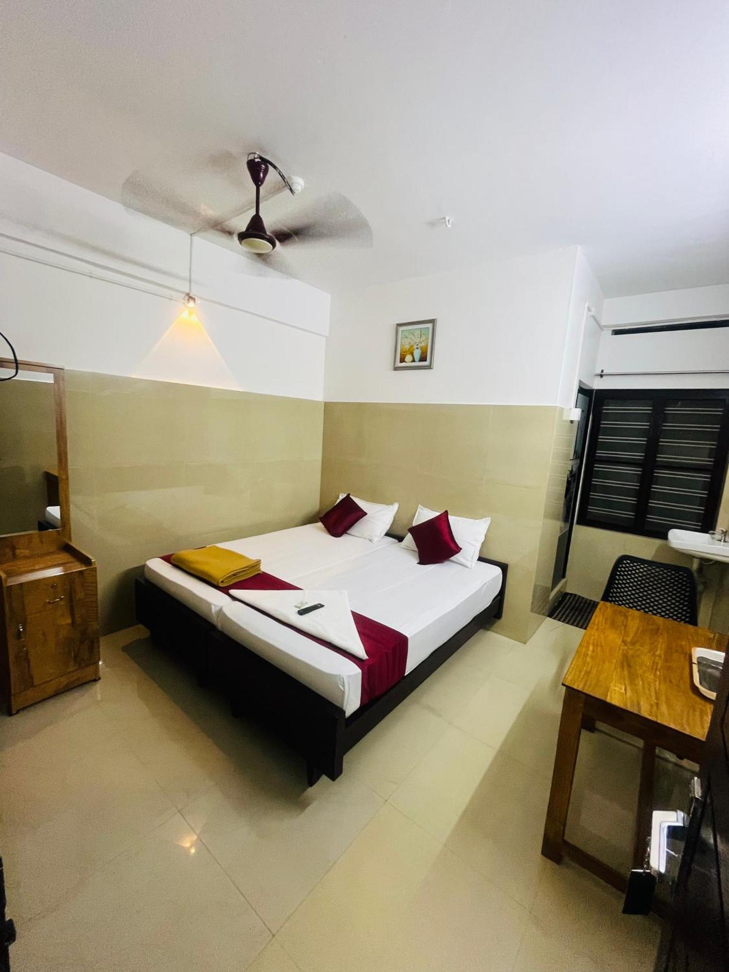 Priya Lodge Kozhikode Exteriör bild